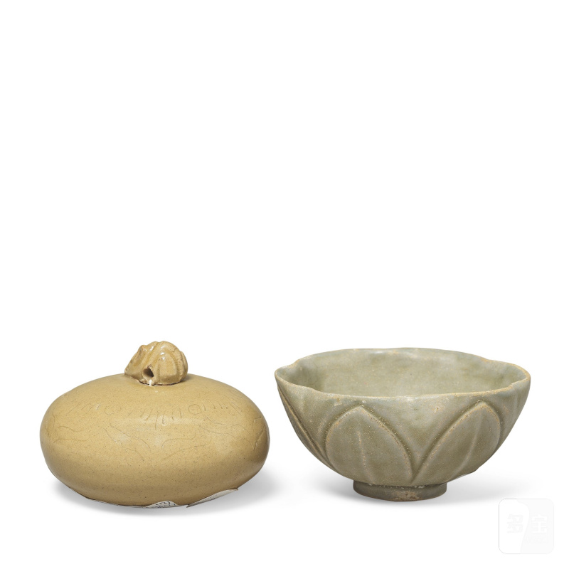 北宋 青釉花口盌及青釉暖手爐 | A CARVED CELADON 'LOTUS' BOWL AND A CELADON-GLAZED HANDWARMER - 图2